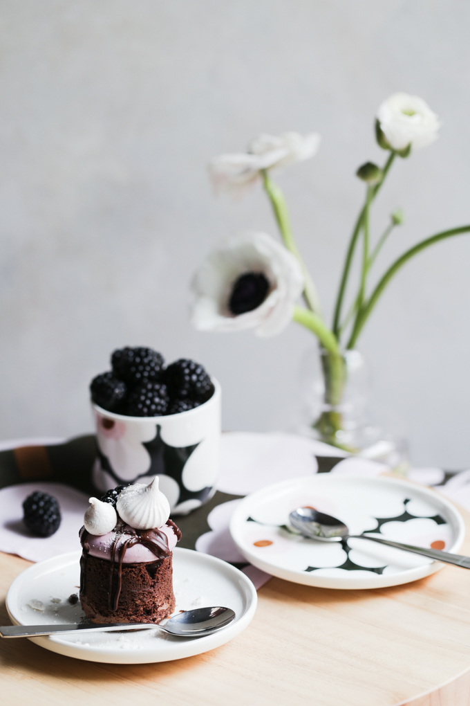 Meringue Kissed Blackberry Brownies | The Polka Dotter