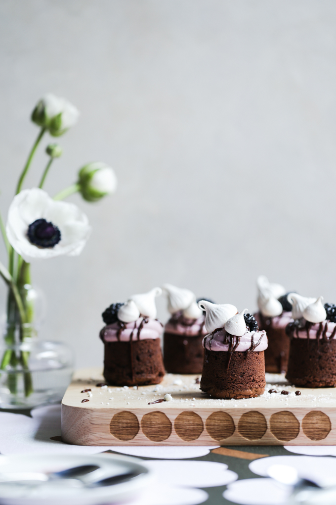 Meringue Kissed Blackberry Brownies | The Polka Dotter