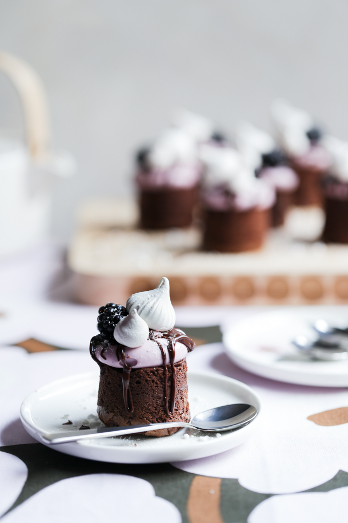 Meringue Kissed Blackberry Brownies | The Polka Dotter