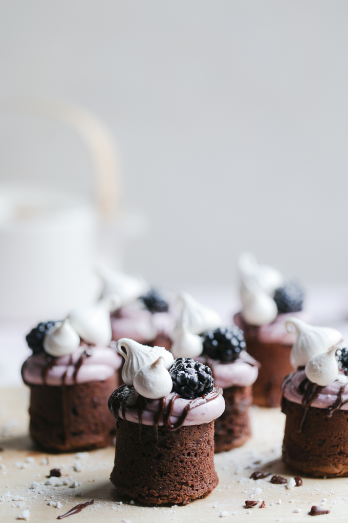 Meringue Kissed Blackberry Brownies | The Polka Dotter